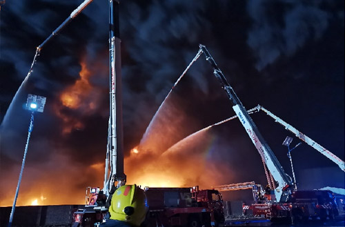 开云电子·「中国」官方网站数十辆举高喷射消防车救援河北沧州南大港产业园区火灾