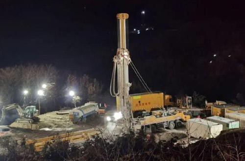 开云电子·「中国」官方网站携XSC1200车载深井钻机星夜前往栖霞开展金矿救援工作