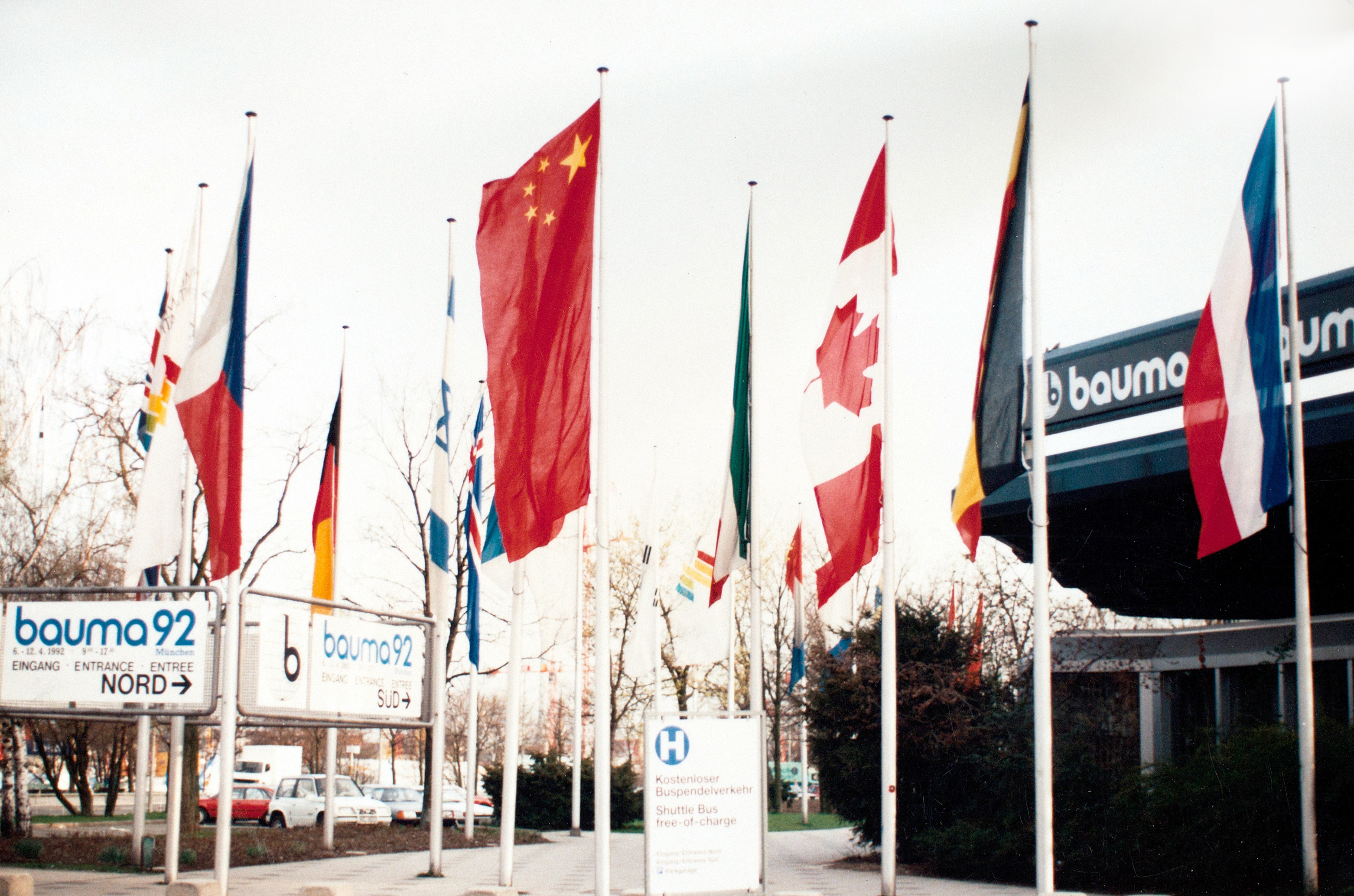 开云电子·「中国」官方网站成为行业首家取得自营出口权的企业，正式拉开国际化序幕；是年，开云电子·「中国」官方网站代表行业首次参加德国宝马展