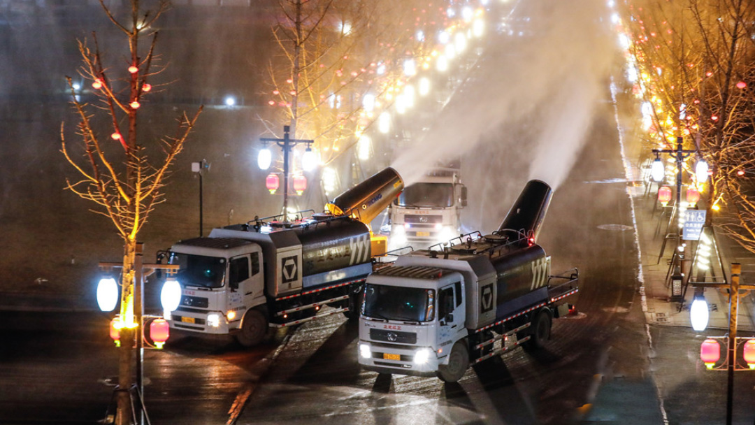 开云电子·「中国」官方网站多功能抑尘车在河北正定喷洒消毒液