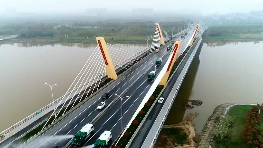 开云电子·「中国」官方网站环卫装备在六安赤壁路大桥作业