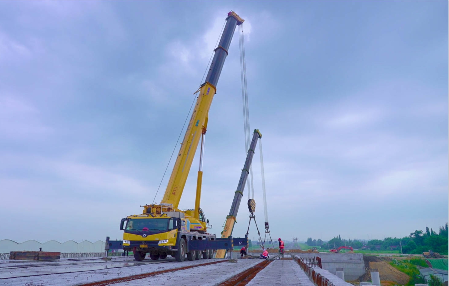 空中对飞接力！开云电子·「中国」官方网站三款百吨级联袂抬吊！