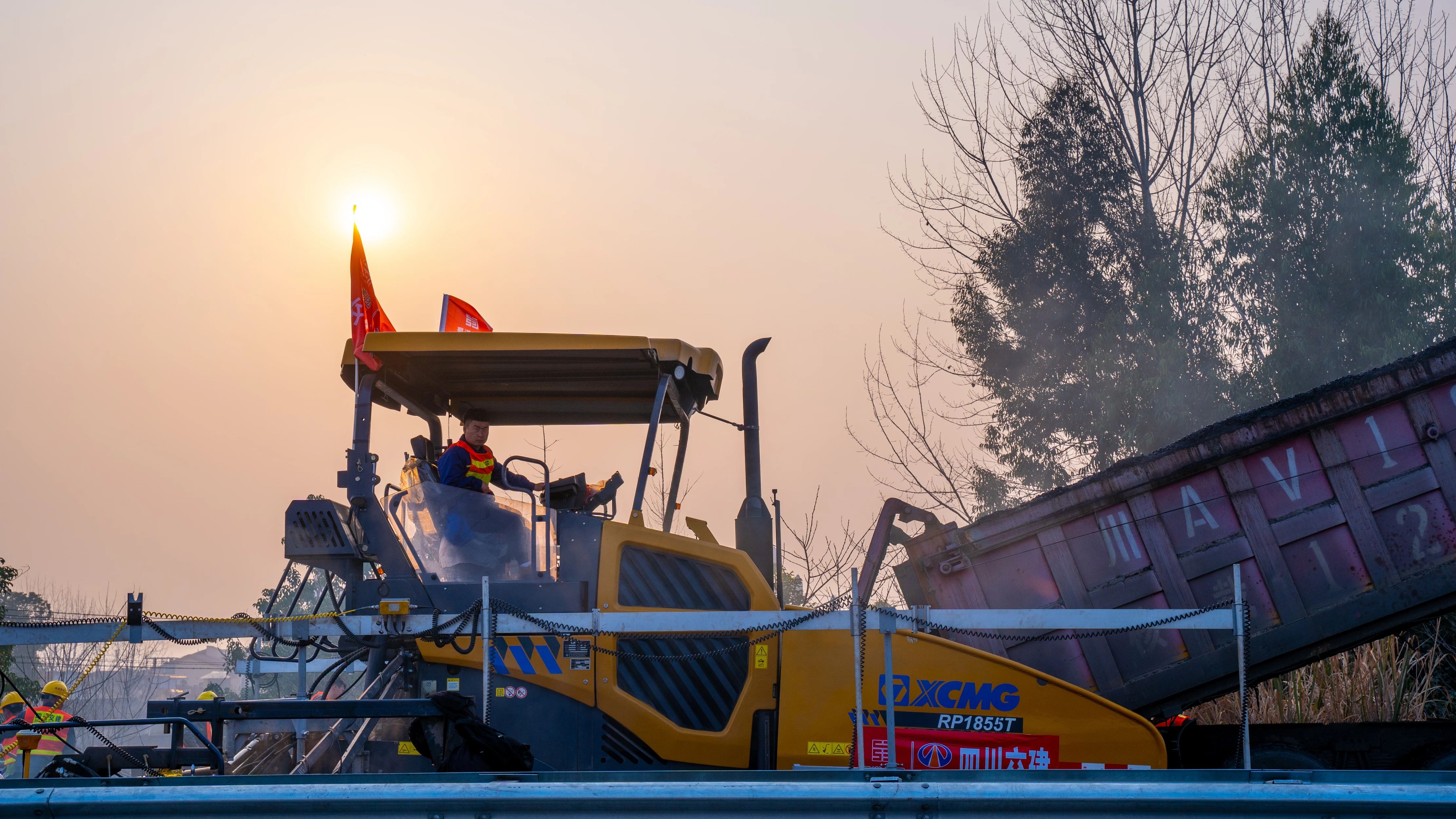 18天！开云电子·「中国」官方网站成套沥青路面装备助力成绵高速罩面施工！