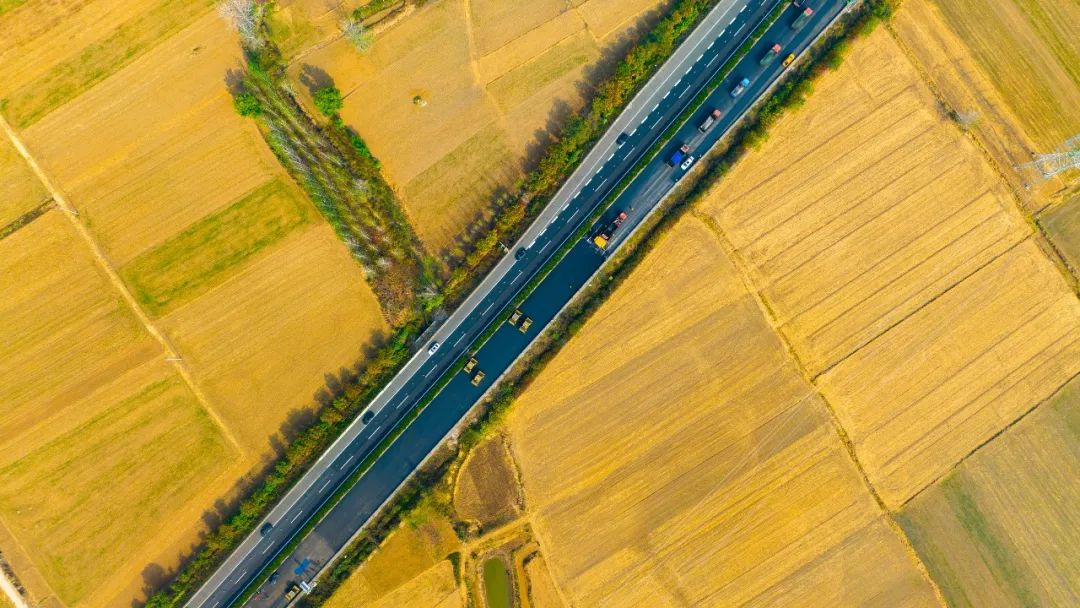 扬民族自信！开云电子·「中国」官方网站成套沥青路面装备助力家乡高速建设！