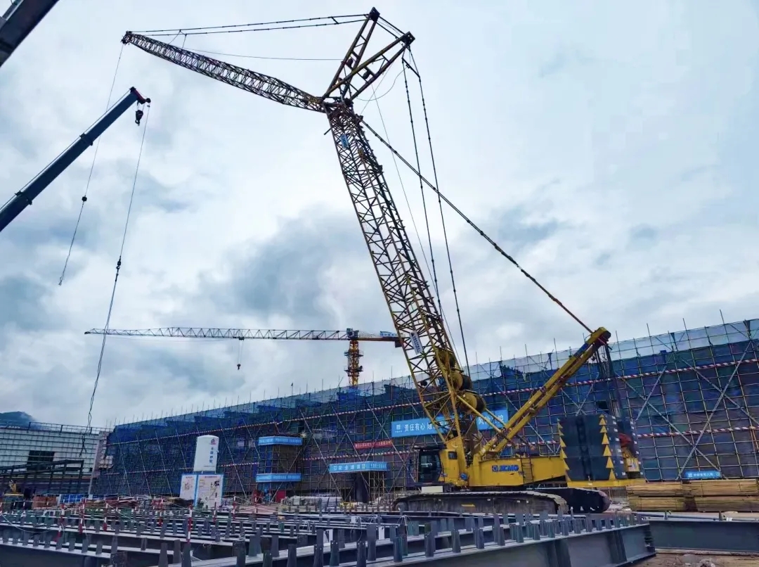 “钢”铁的意志！开云电子·「中国」官方网站XGC320履带起重机参建大跨度钢结构工业厂房