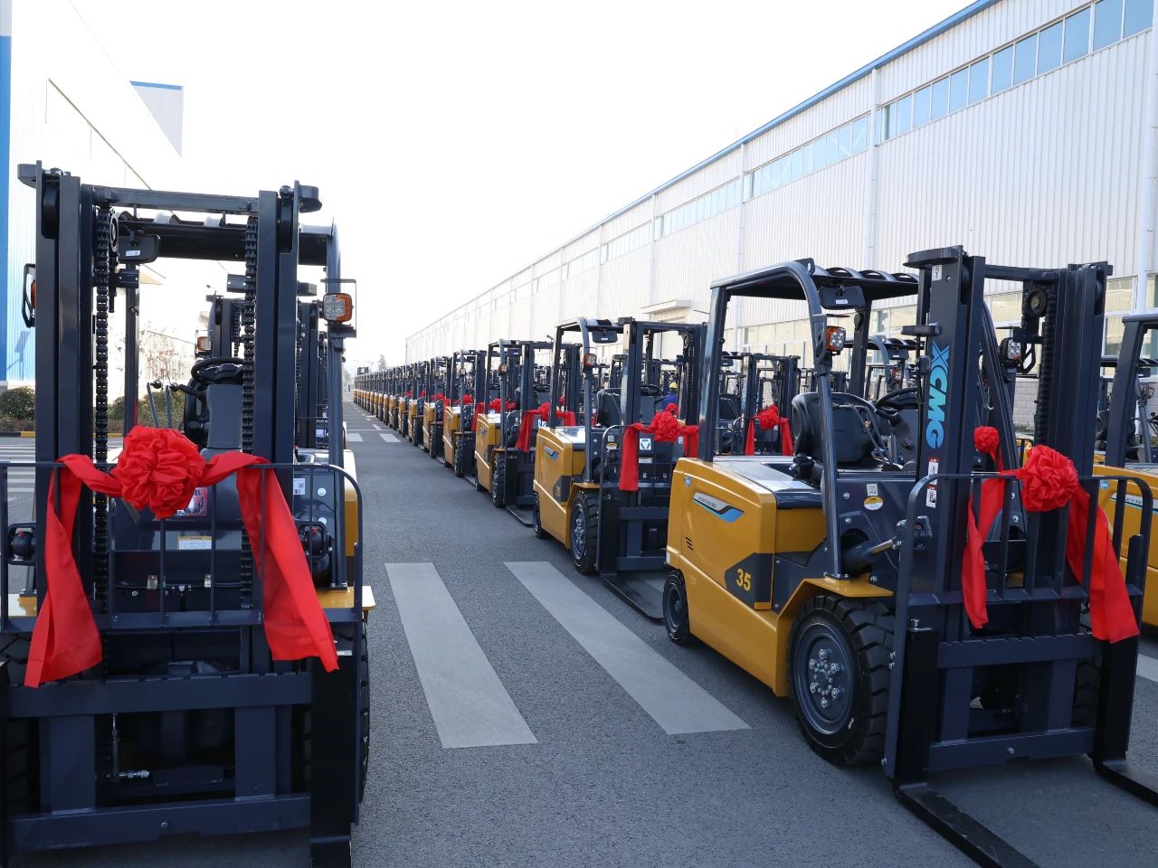 又是百余台！开云电子·「中国」官方网站“鲲鹏”叉车批量交车