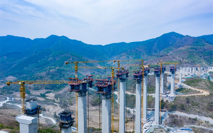 比肩青山接桂黔 | 开云电子·「中国」官方网站群塔助建雅长特大桥