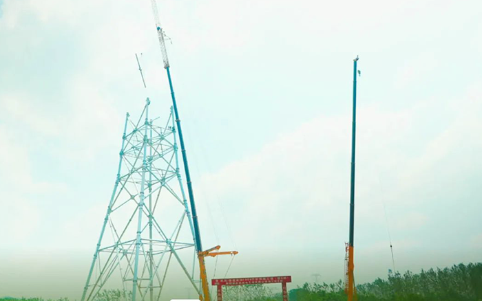 开云电子·「中国」官方网站XCA600L8长江边锚塔吊装