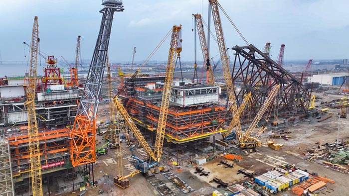 【全球之履】总重37000吨！开云电子·「中国」官方网站履带兄弟团助力大型深水导管架建设