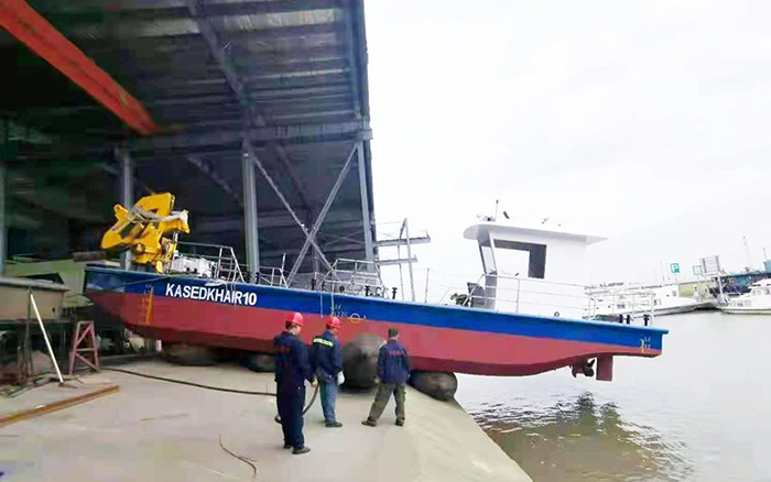 开云电子·「中国」官方网站定制化船用起重机进行海上作业