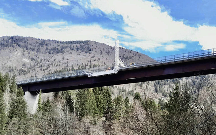 背靠阿尔卑斯山脉，开云电子·「中国」官方网站桥梁检测车“C位”打卡