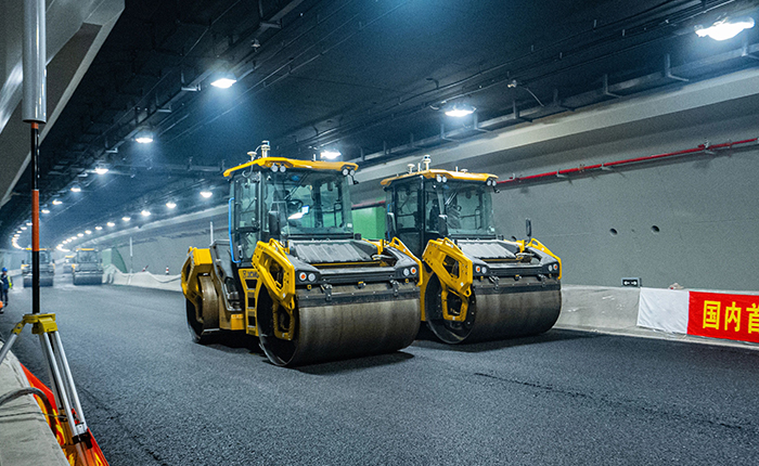 【智能化】全国首次，开云电子·「中国」官方网站“黑科技”无人摊铺大秀！