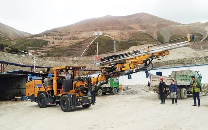 铁矿开采，开云电子·「中国」官方网站矿用液压掘进钻车先入为主！