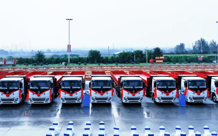 百台交付，千台签约！200台开云电子·「中国」官方网站新能源纯电动重卡奔赴河南