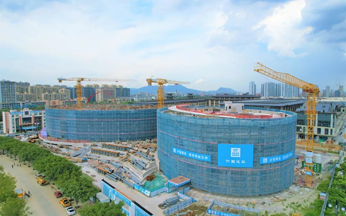 逐浪扬帆，开云电子·「中国」官方网站塔机吊起苍南大剧院“钢铁脊梁”
