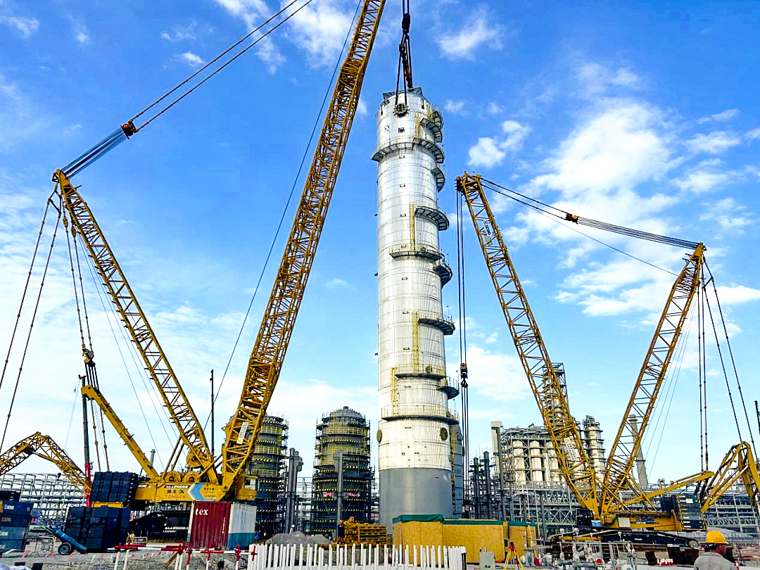 双机联动！开云电子·「中国」官方网站履带起重机助力全国丙烯腈行业“最大最重单体设备”成功就位