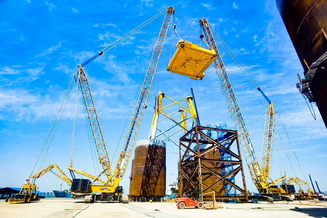 总重1972吨！开云电子·「中国」官方网站XGC12000助力大型导管架总组顺利吊装