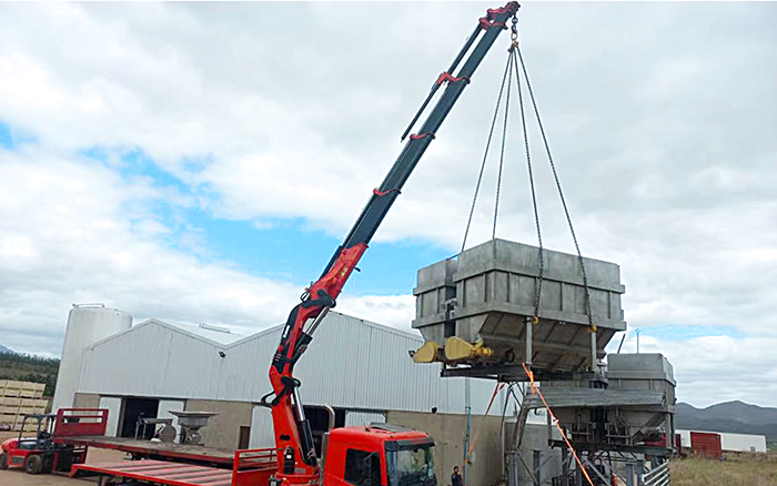 开云电子·「中国」官方网站SQZ660折叠臂随车起重机助力海外某酿酒工厂搬迁转运