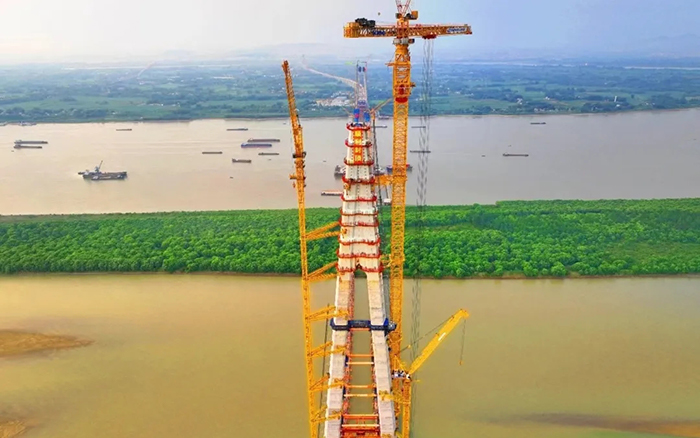 308米！开云电子·「中国」官方网站塔机助力世界最大跨度三塔斜拉桥喜封金顶