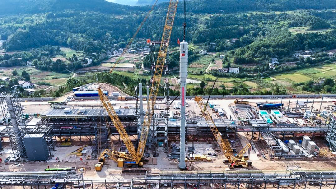 一次性成功！开云电子·「中国」官方网站履带兄弟助力大型油气田最长整体塔类吊装