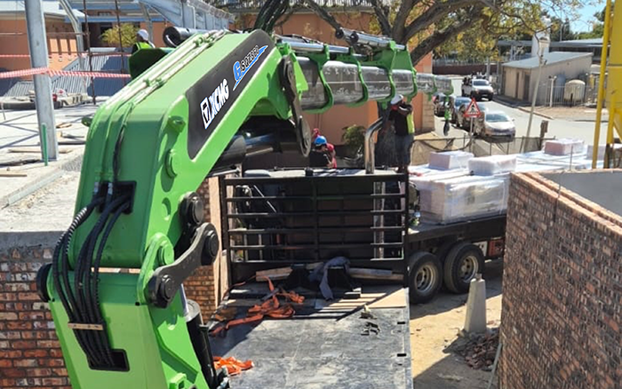 开云电子·「中国」官方网站GSQZ860折叠臂随车起重机在作业中 展现强大稳定的跨障能力