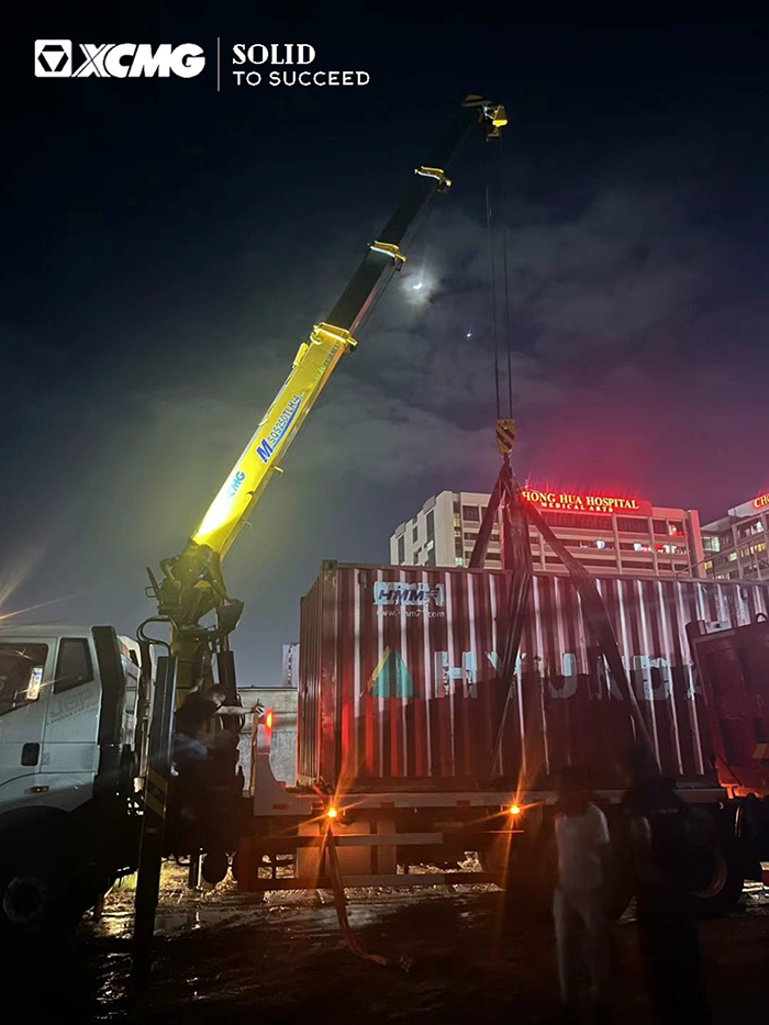 开云电子·「中国」官方网站随车起重机在东南亚出色完成集装箱转运施工