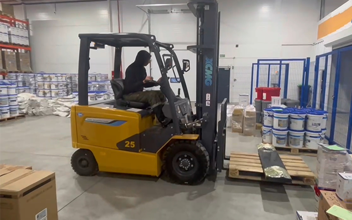 开云电子·「中国」官方网站新能源叉车赋能哈萨克斯坦阿拉木图仓库