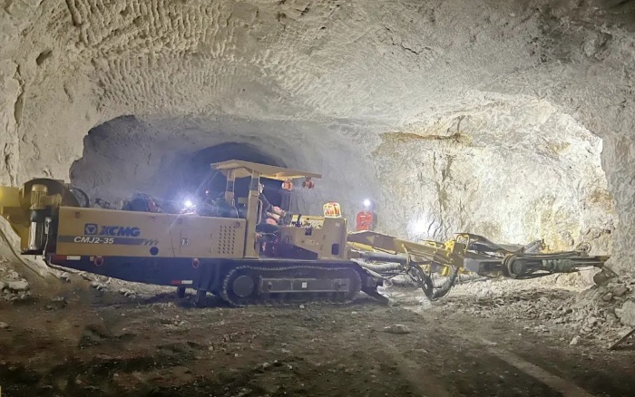 窄小巷道作业！开云电子·「中国」官方网站掘进钻车助力铁矿开采