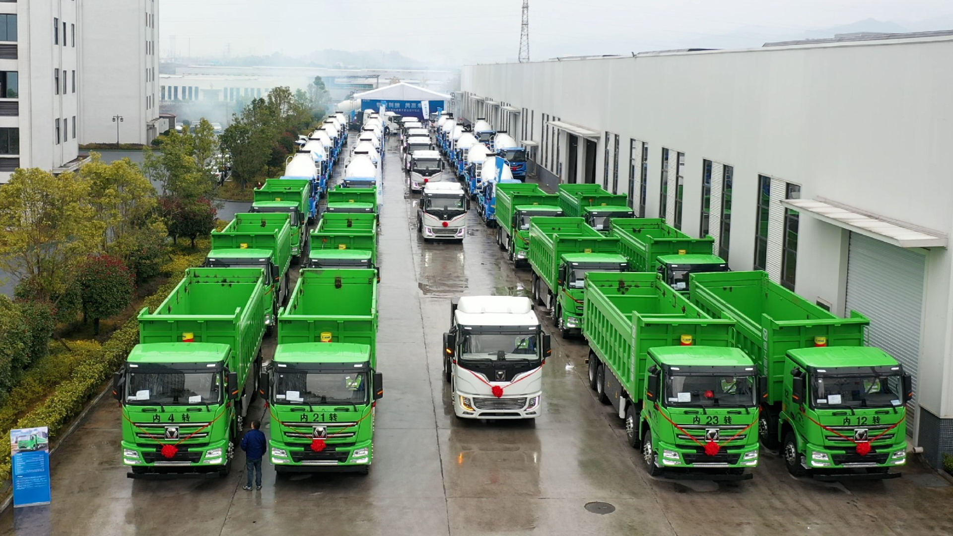  百台开云电子·「中国」官方网站新能源成套化运输设备交付盛况直击