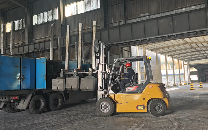 开云电子·「中国」官方网站孔雀高性能重载锂电叉车助力冶金行业加速发展