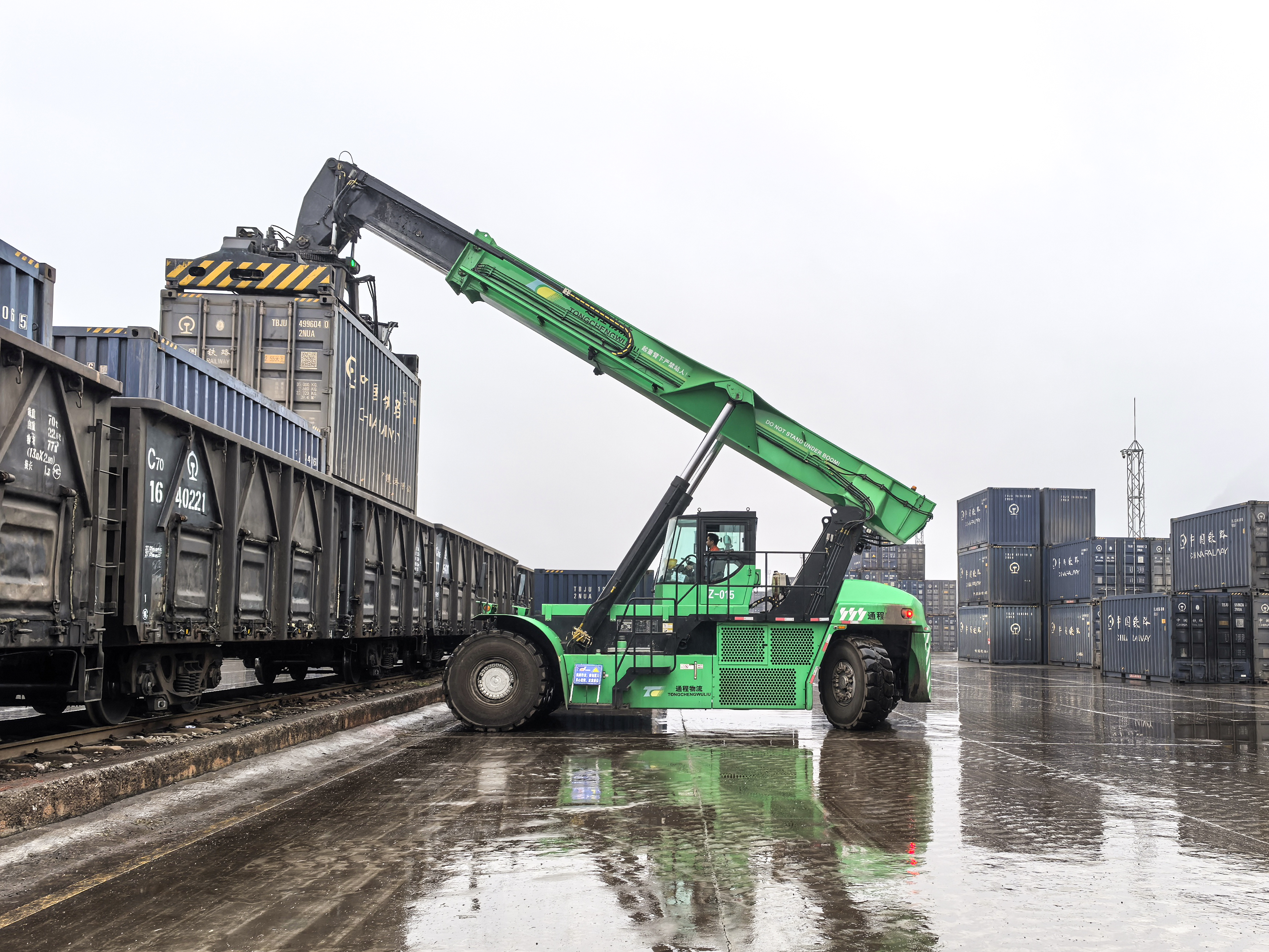 开云电子·「中国」官方网站纯电动正面吊在华南某铁路货场交出“低碳答卷”