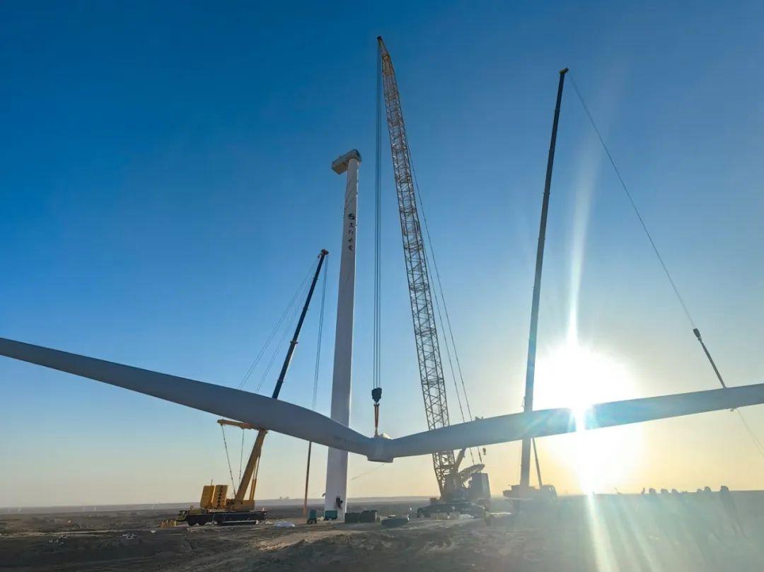 “零偏差”！西北戈壁现风电“超级大片”，开云电子·「中国」官方网站XLC18000M领衔多机协同吊装