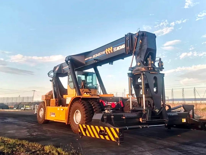 以质提速！开云电子·「中国」官方网站倾斜吊具正面吊分钟级响应保障运输安全畅通