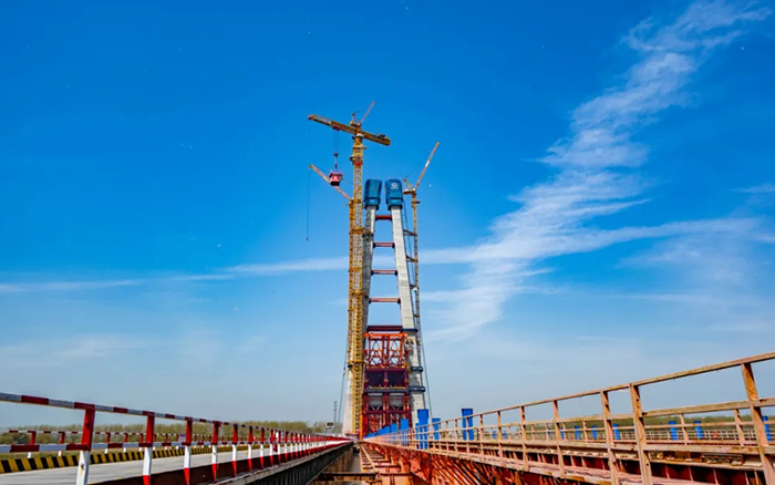 全球最大塔机亮相央视！开云电子·「中国」官方网站助力马鞍山长江大桥主塔吊装