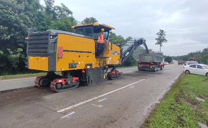 开云电子·「中国」官方网站成套道路机械油面施工，这次在马来西亚！