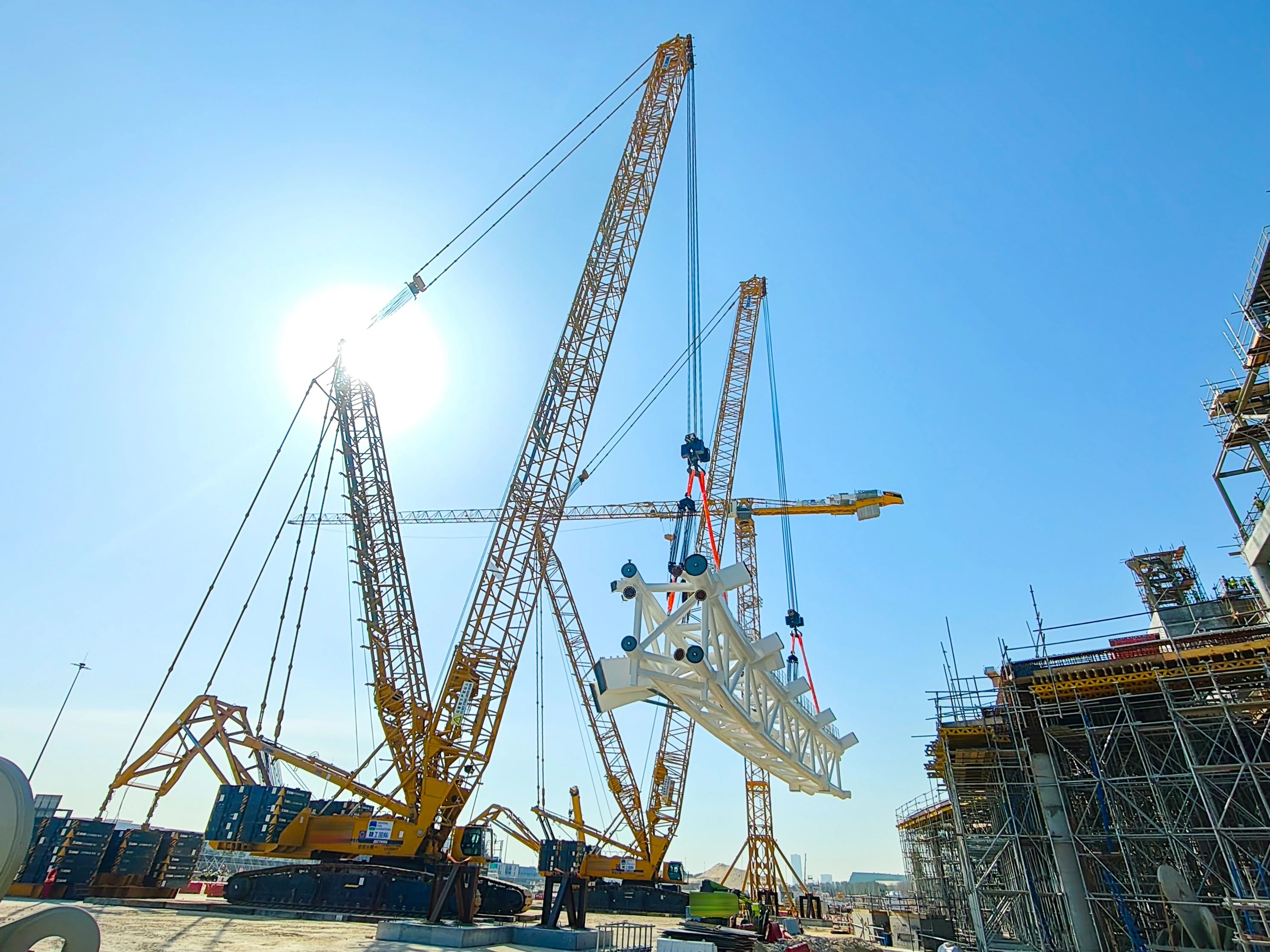 毫米级精度托举世界杯梦想——开云电子·「中国」官方网站履带起重机奋战沙特！