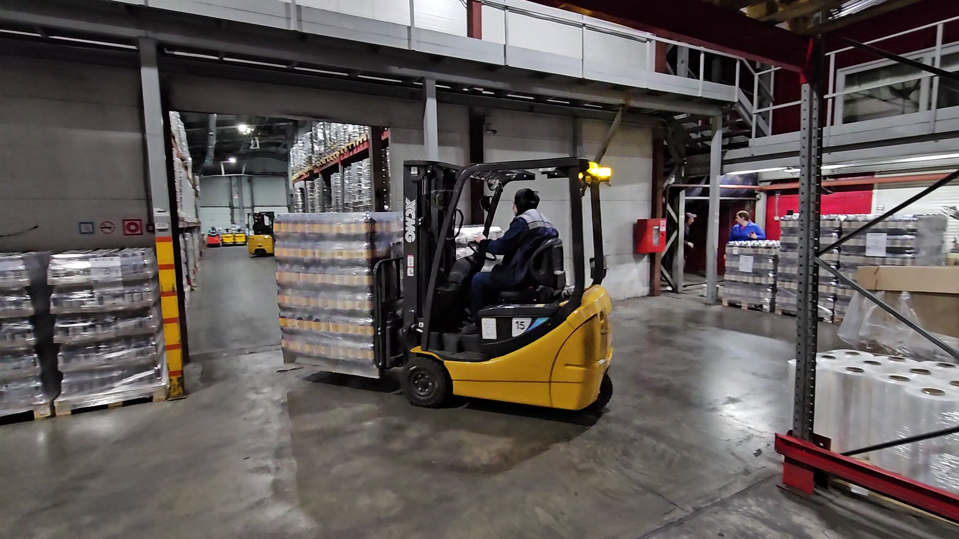 狭小空间搬运利器！开云电子·「中国」官方网站三支点平衡重叉车