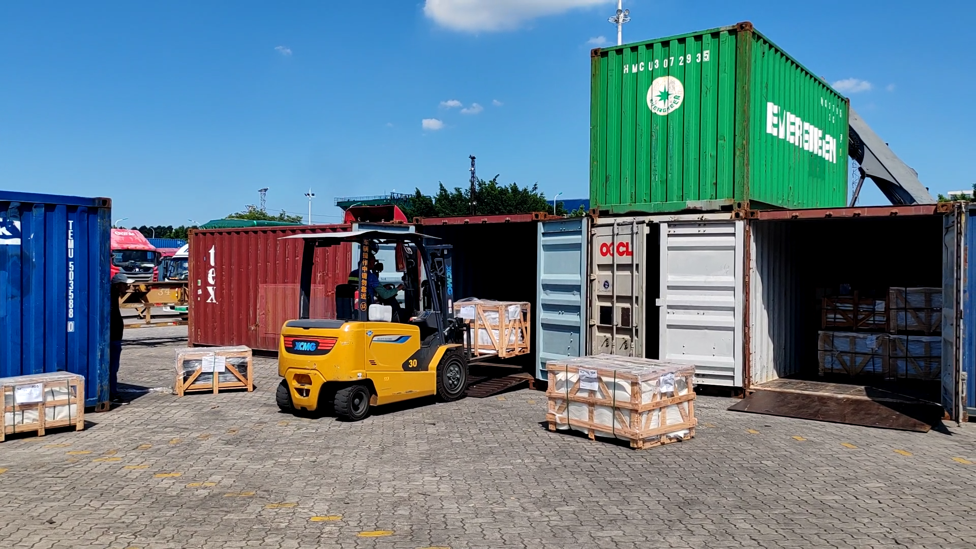 可进箱操作的开云电子·「中国」官方网站电动平衡重叉车