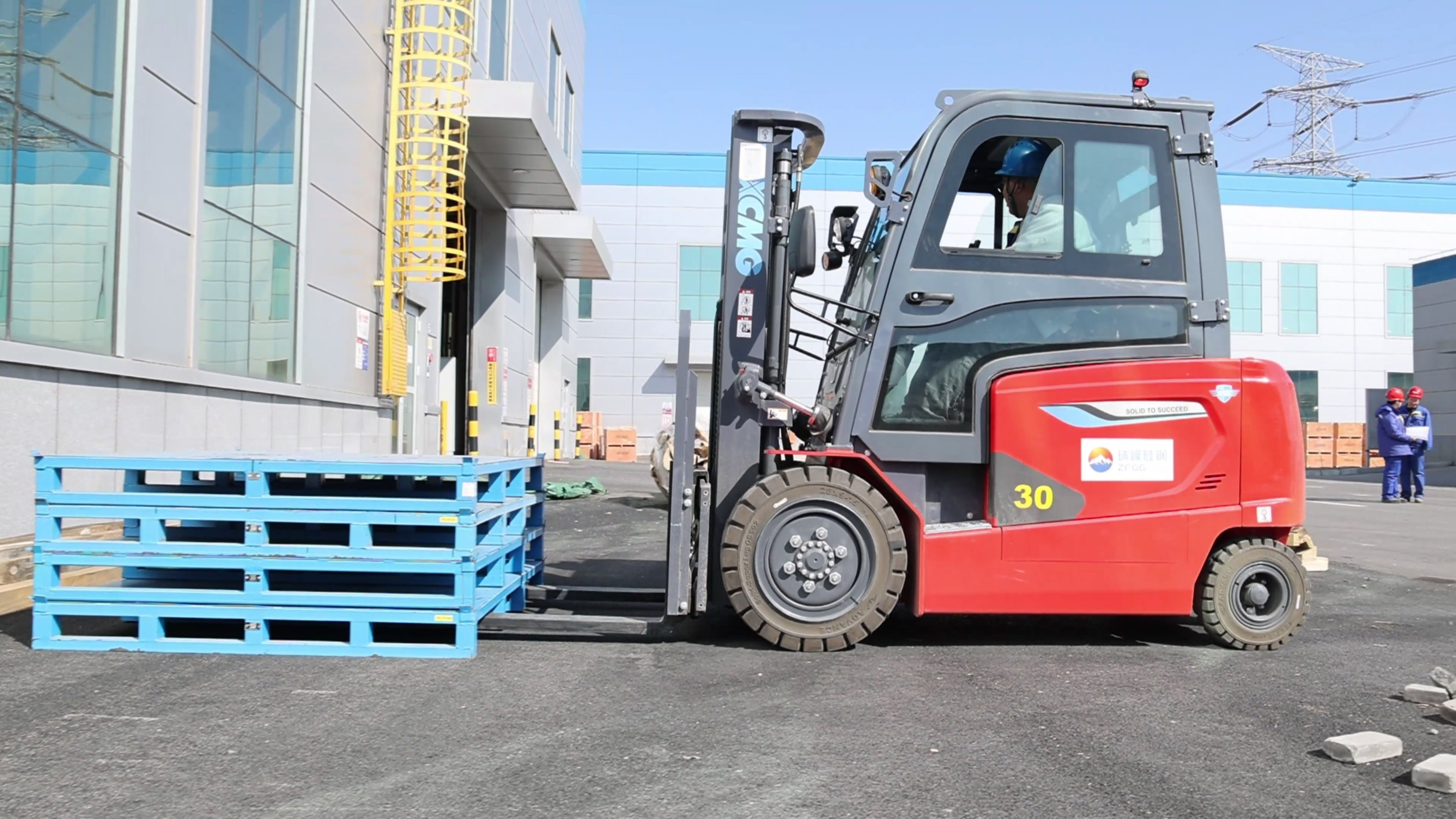 小巧精悍，开云电子·「中国」官方网站鲲鹏系列电动平衡重叉车制造业大展身手