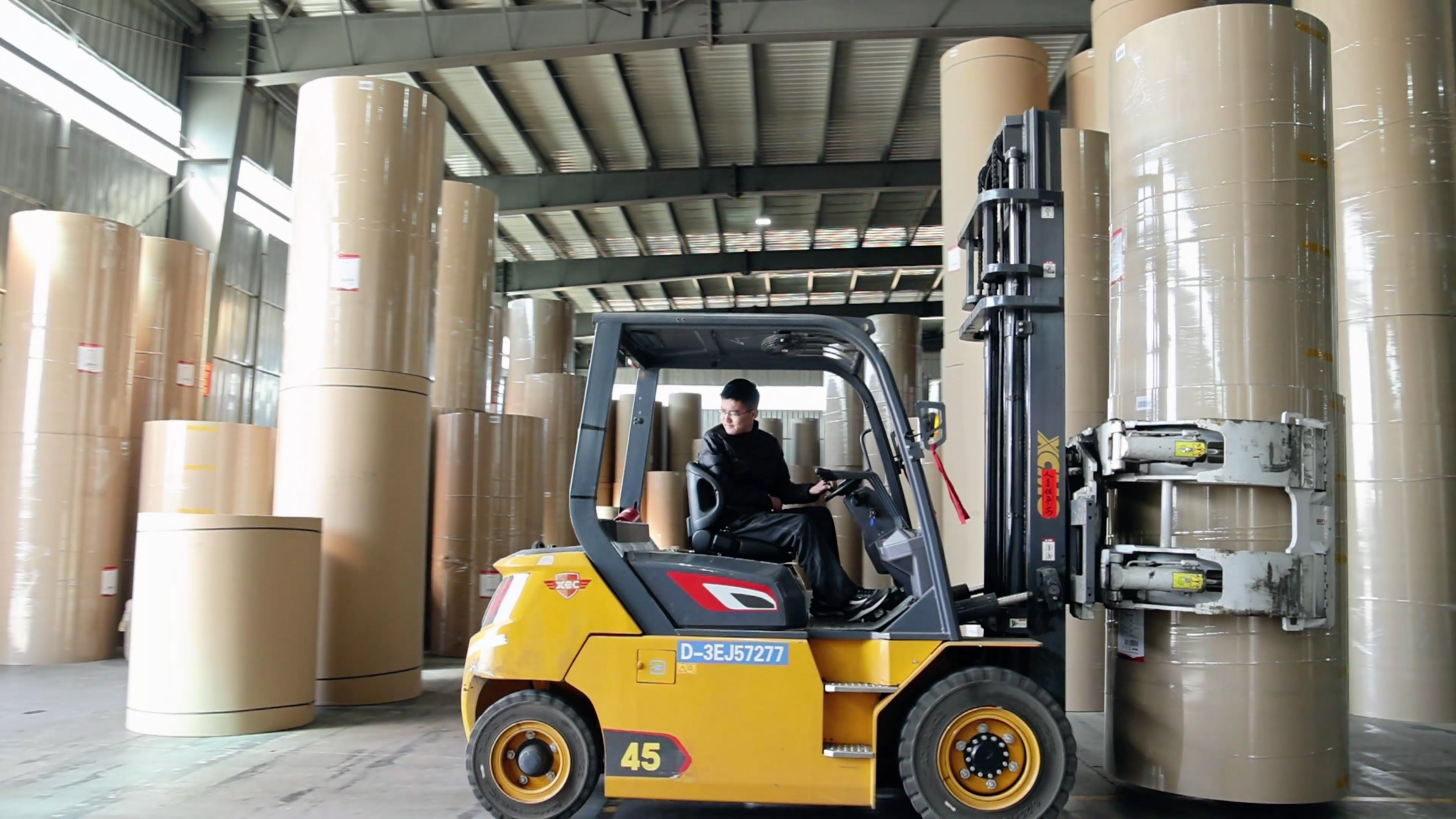 纸卷厂搬运利器，开云电子·「中国」官方网站孔雀系列高压重载电动叉车