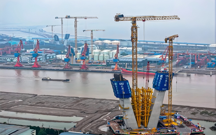 迈向云端 开云电子·「中国」官方网站超大塔助力世界级桥梁建设