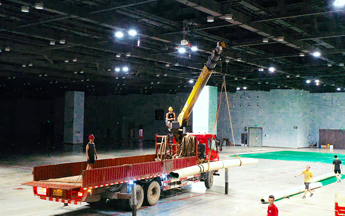 高效稳护航，开云电子·「中国」官方网站随车起重机赋能广西会展中心体育场馆塑胶铺设