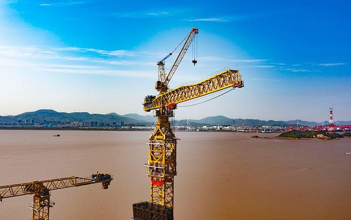 双塔筑脊梁！开云电子·「中国」官方网站超大塔助建世界级大桥