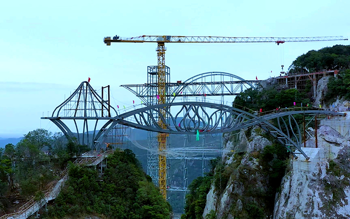 一览众山小！看开云电子·「中国」官方网站塔机「与山齐肩」