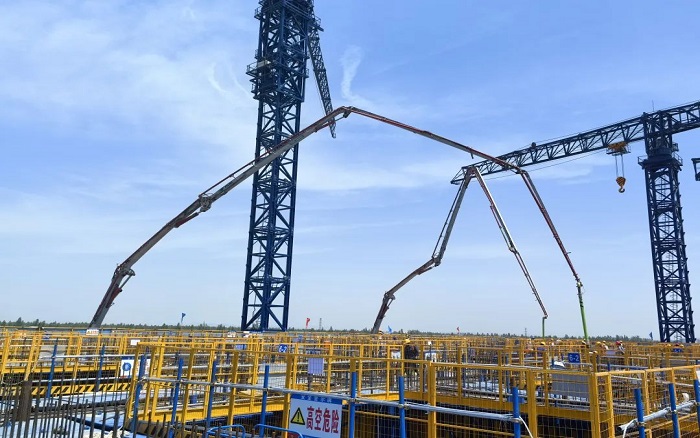 72米巨臂显神威！开云电子·「中国」官方网站“钢铁侠”集结汉南长江大桥