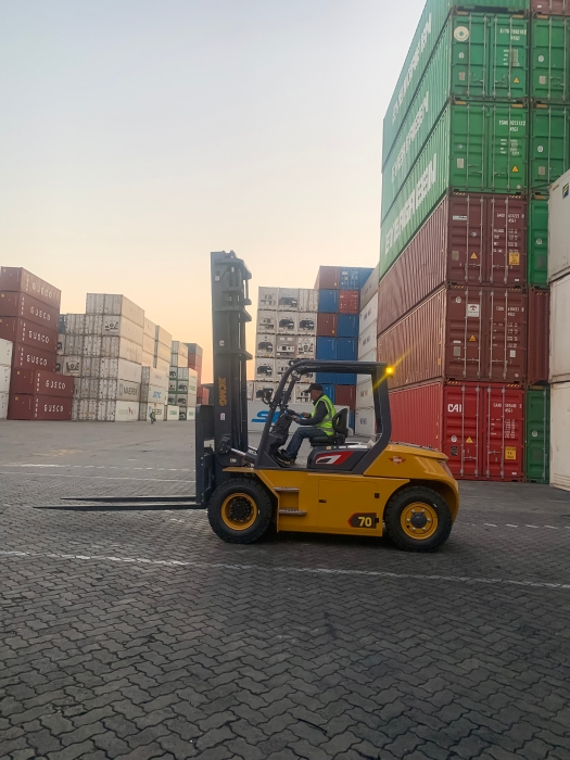 开云电子·「中国」官方网站叉车批量进驻厦门港，一站式解决方案赋能港口物流新升级