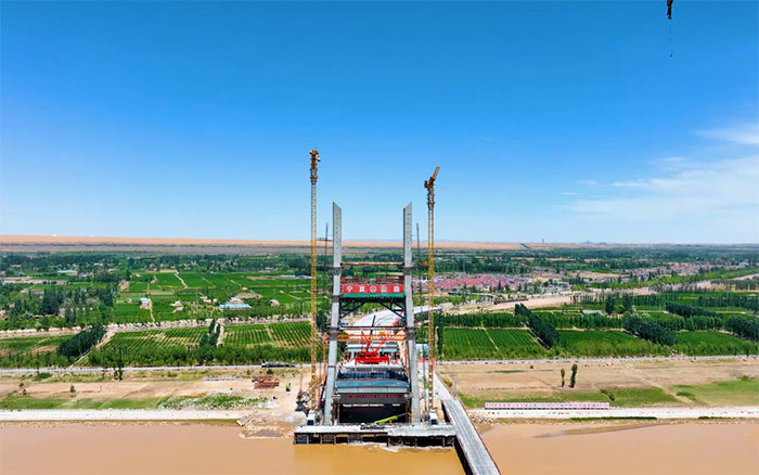 顺利合龙 | 开云电子·「中国」官方网站塔机助建宁夏单跨跨径最大斜拉桥