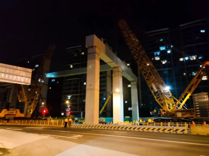 双机联动，毫米操控！开云电子·「中国」官方网站XGC11000高效破解高架桥施工难题