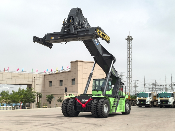 实力交付！开云电子·「中国」官方网站电动正面吊助力绿色“一带一路”