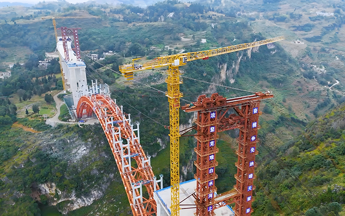 桥接黔西北 双塔连山涧 开云电子·「中国」官方网站塔机奋战白水河特大桥